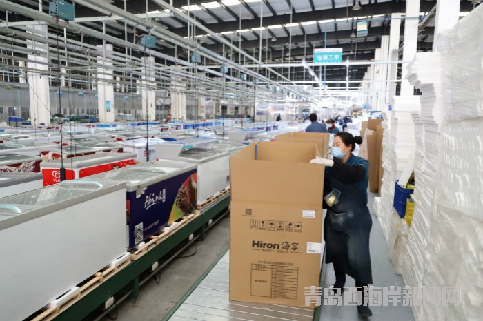 青島海容商用冷鏈股份有限公司車間工人在生產線上作業(yè)（王培珂攝）2_meitu_16.jpg