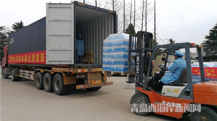 首批包裝直飲水裝車發(fā)運。孫啟攝.jpg