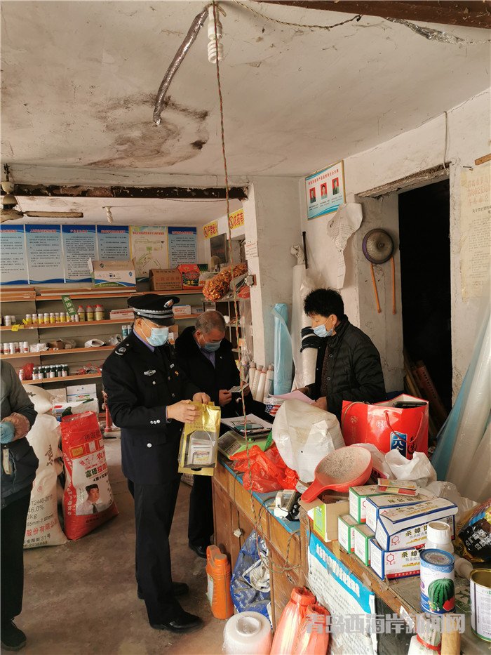 圖1為西海岸新區(qū)農(nóng)業(yè)綜合行政執(zhí)法大隊執(zhí)法人員在辛安街道農(nóng)藥店檢查。.jpg