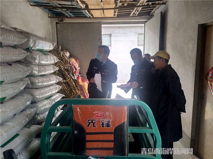 圖為西海岸新區(qū)農(nóng)業(yè)綜合行政執(zhí)法大隊執(zhí)法隊員在檢查肥料經(jīng)營情況。.jpg