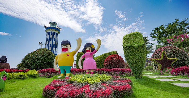 勝日尋芳，穿梭在金沙灘啤酒城里的 盛夏花海