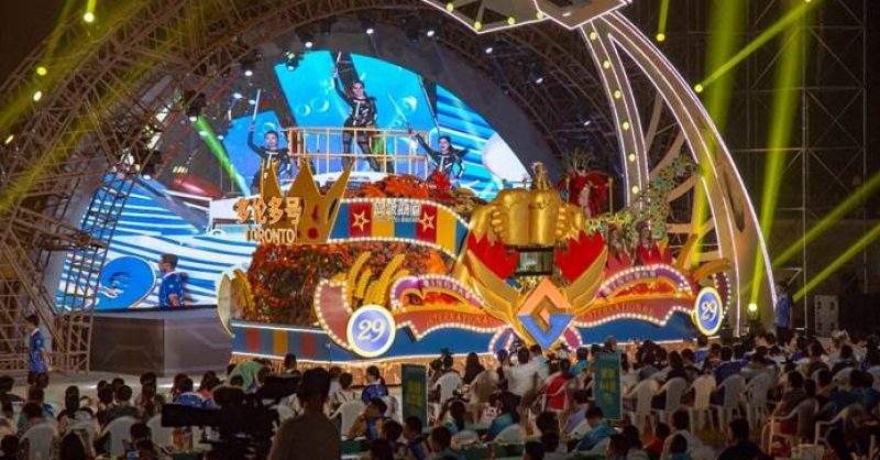 19輛大型花車(chē)“驚艷”金沙灘啤酒城